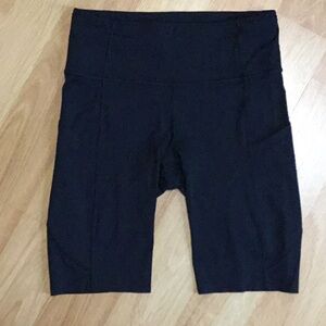 Lululemon Women's Black Shorts size 6